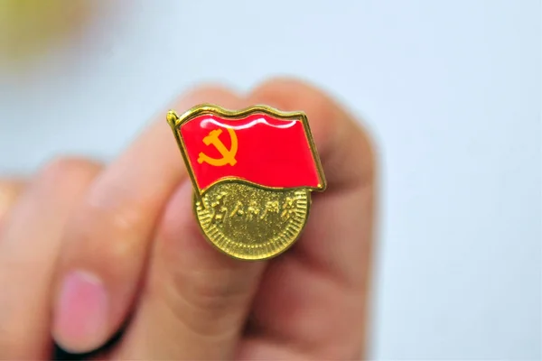 Chinese Member Communist Party China Shows Party Badge Contest Celebrate — Stock Photo, Image