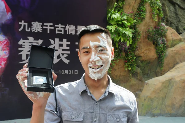 Turista Liu Cidade Leshan Mostra Seu Prêmio Como Ele Ganha — Fotografia de Stock