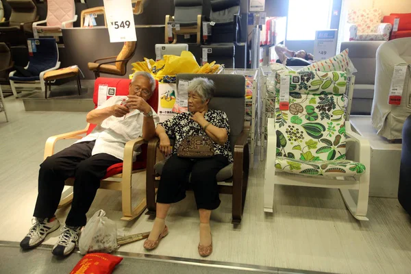 Compradores Chinos Descansan Sillas Una Tienda Muebles Ikea Abrasador Verano —  Fotos de Stock