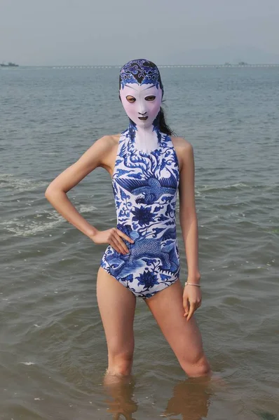 Una Modelo Con Traje Baño Bikini Con Porcelana Azul Blanco — Foto de Stock