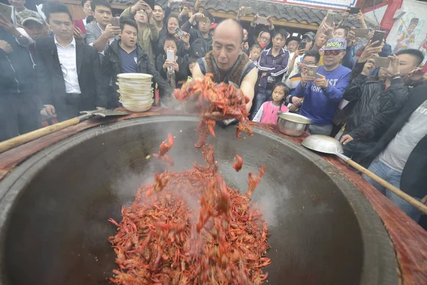 Der Chinesische Koch Tang Chenggang Rührt Mit Bloßen Händen Flusskrebse — Stockfoto