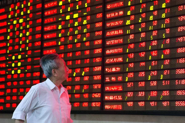 Chiński Inwestor Patrzy Ceny Akcji Czerwony Dla Cena Rośnie Domu — Zdjęcie stockowe