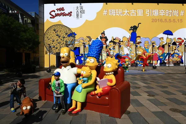 Fiatal Fiúk Pózolnak Simpsons Modell Figuráival Simpsons Store Előtt Taikoo — Stock Fotó