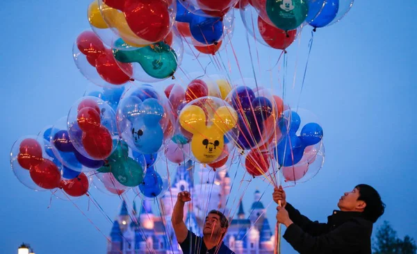 Alkalmazottak Eladni Mickey Egér Léggömbök Disneytown Shanghai Pudong Shanghai Kína — Stock Fotó