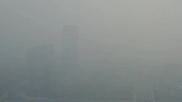 2017年6月28日 在中国东部江苏省扬州市大雾中隐约出现高层建筑和摩天大楼 — 图库照片