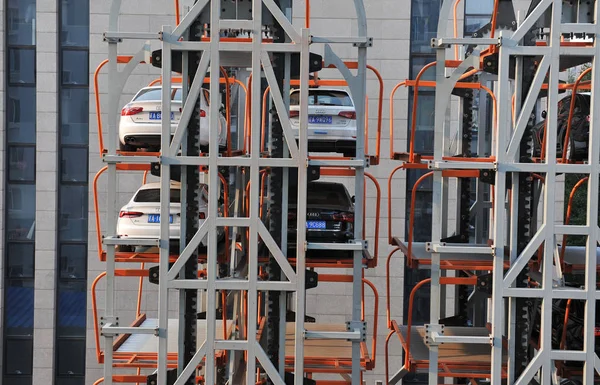 Carros Estão Estacionados Parque Estacionamento Estilo Roda Gigante Oito Andares — Fotografia de Stock