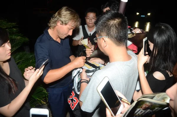 捷克足球明星帕维尔 内德维德 在中国上海晚上返回酒店时 为中国球迷签名 — 图库照片