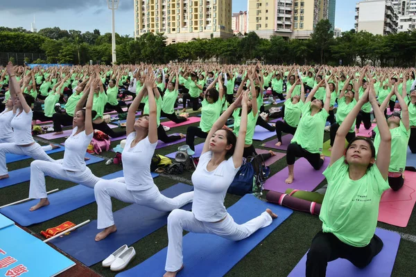 Teilnehmer Praktizieren Yoga Während Einer Veranstaltung Zur Feier Des Bevorstehenden — Stockfoto