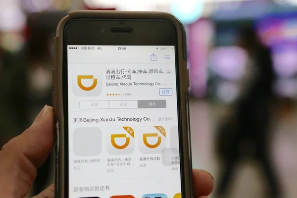 Usuário Celular Chinês Usa Aplicativo Táxi Serviço Carro Didi Chuxing — Fotografia de Stock
