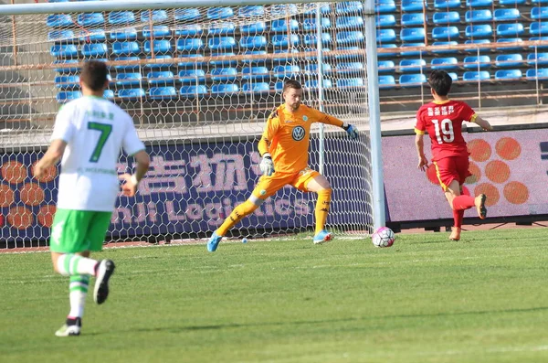 Cao Ziheng Changchun Yatai Right Challenges Goalkeeper Max Grun Vfl — Stock Photo, Image