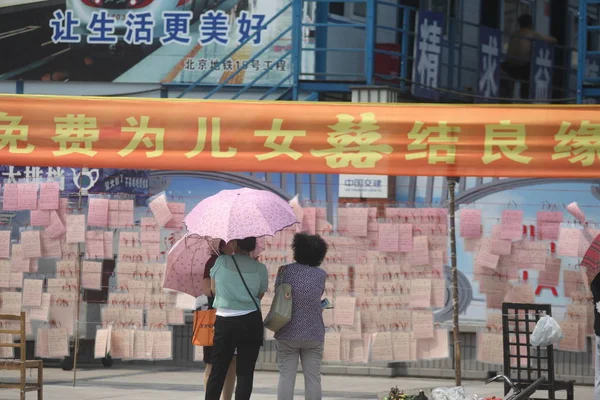 Pais Chineses Lêem Informações Jovens Solteiros Evento Matchmaking Cidade Harbin — Fotografia de Stock