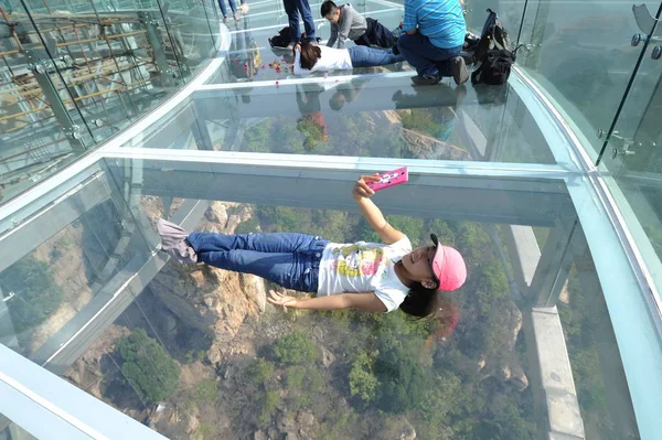 Una Joven Toma Una Selfie Plataforma Turismo Vidrio Lugar Escénico — Foto de Stock