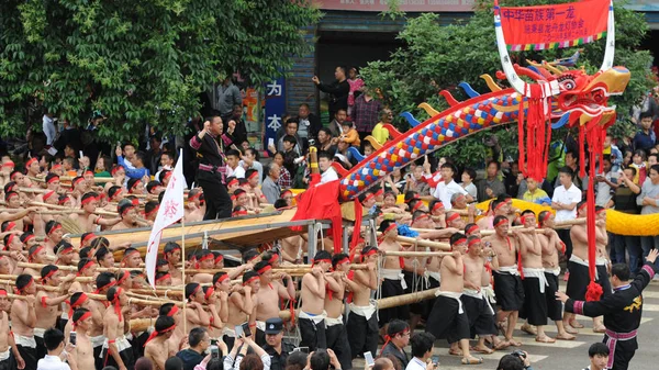 Homens Chineses Grupo Minoritário Étnico Miao Carregam Barco Dragão Gigante — Fotografia de Stock