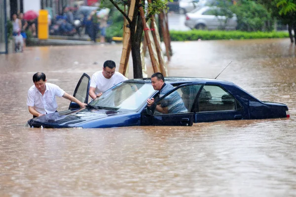 Local Chinese Residents Push Car Flooded Road Caused Heavy Rain — Stock Photo, Image