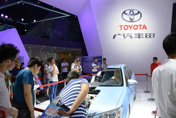 Besökare Tittar Bil Montern Toyota Bil Utställning Shenzhen City Södra — Stockfoto