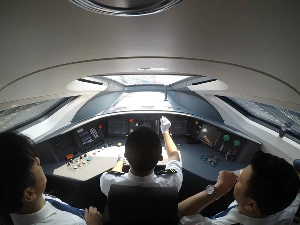 Chauffeurs Worden Afgebeeld Cockpit Van Een Fuxing Hogesnelheidstrein Beijing Shanghai — Stockfoto