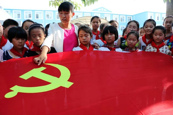 Ένας Κινέζος Δάσκαλος Εξηγεί Τις Λεπτομέρειες Της Σημαίας Του Κομμουνιστικού — Φωτογραφία Αρχείου