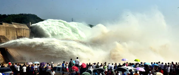 Menschen Beobachten Wie Wasser Aus Dem Xiaolangdi Damm Bei Einer — Stockfoto