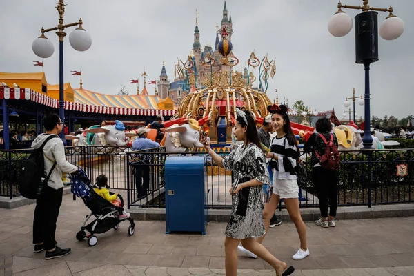 Turistas Visitam Disneylândia Xangai Durante Uma Operação Experimental Shanghai Disney — Fotografia de Stock