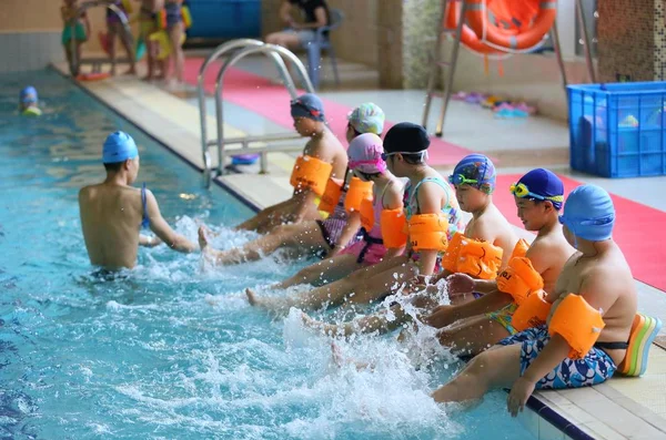 Unga Kinesiska Barn Kick Vatten Att Lära Sig Simma Poolen — Stockfoto