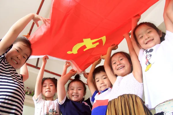 Νέοι Κινέζοι Κρατούν Ψηλά Σημαία Του Κομμουνιστικού Κόμματος Της Κίνας — Φωτογραφία Αρχείου