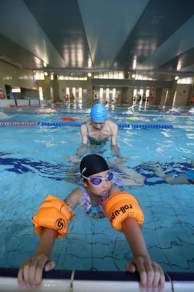 Entraîneur Chinois Demande Une Jeune Fille Apprendre Nager Dans Piscine — Photo