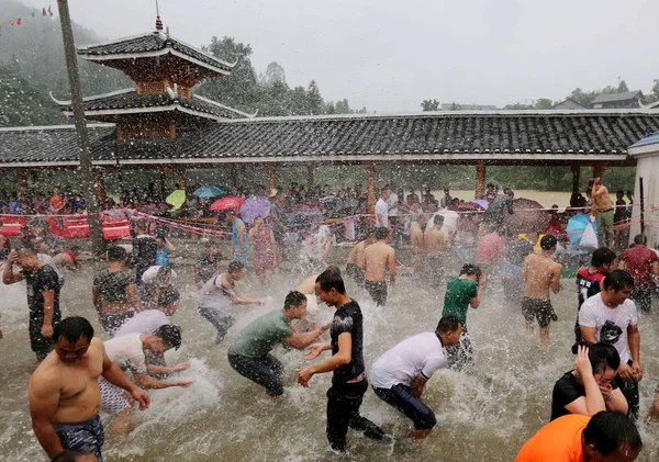 Lokale Dorfbewohner Kämpfen Während Einer Zeremonie Des Naoyu Festes Der — Stockfoto