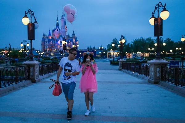 Los Turistas Visitan Shanghai Disneyland Durante Una Operación Prueba Shanghai —  Fotos de Stock