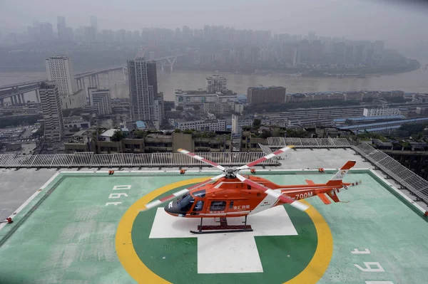 Első Mentőhelikopter Chongqing Sürgősségi Segítséget Arra Készül Hogy Leveszi Chongqing — Stock Fotó