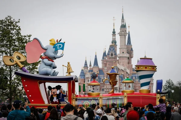 Entertainer Dressed Costume Mickey Mouse Waves Visitors Parade Shanghai Disneyland — Stock Photo, Image