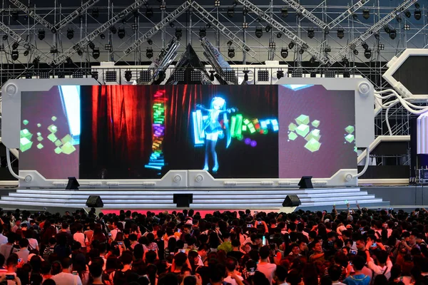 Crowd Visitors Watch Performance Hatsune Miku Humanoid Persona Voiced Singing — Stock Photo, Image