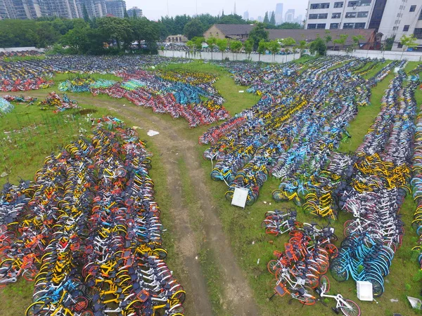 Las Bicicletas Del Servicio Intercambio Bicicletas Alinean Espacio Abierto Ciudad —  Fotos de Stock