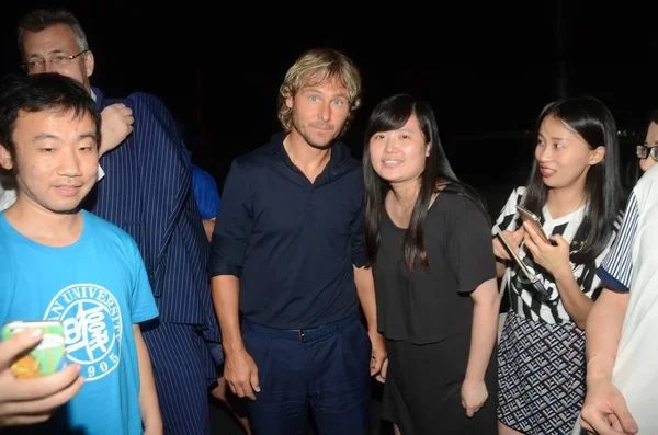 Tsjechisch Voetbal Sterren Pavel Nedved Centreren Poses Met Een Chinese — Stockfoto