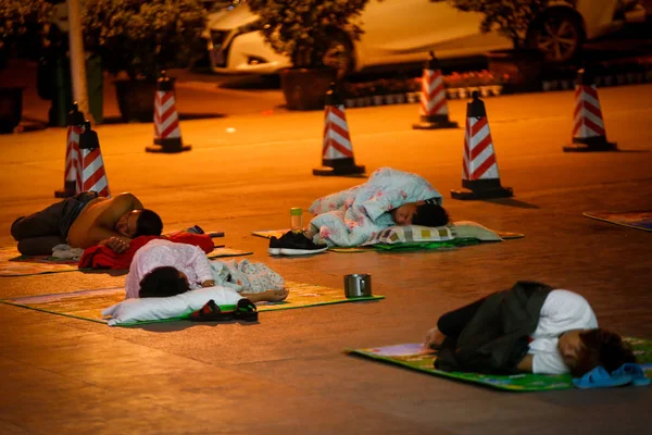 Родственники Пациентов Спят Площади Первой Аффилированной Больницы Университета Чжэнчжоу Городе — стоковое фото