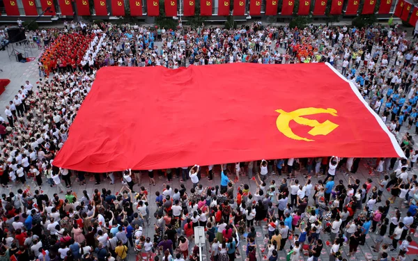 Κινεζική Κατοίκους Περάσει Μια Γιγαντιαία Σημαία Του Κομμουνιστικού Κόμματος Της — Φωτογραφία Αρχείου