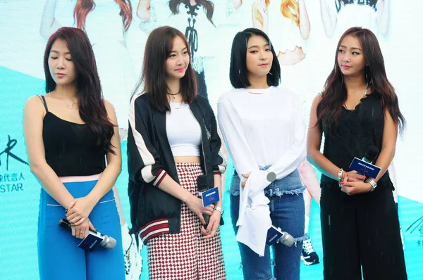 Члени Групи Південнокорейських Дівчина Sistar Бути Присутнім Акція Skechers Взуття — стокове фото