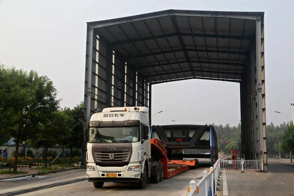 Transit Förhöjd Buss Teb Att Vara Knuten Släpvagn Från Garaget — Stockfoto