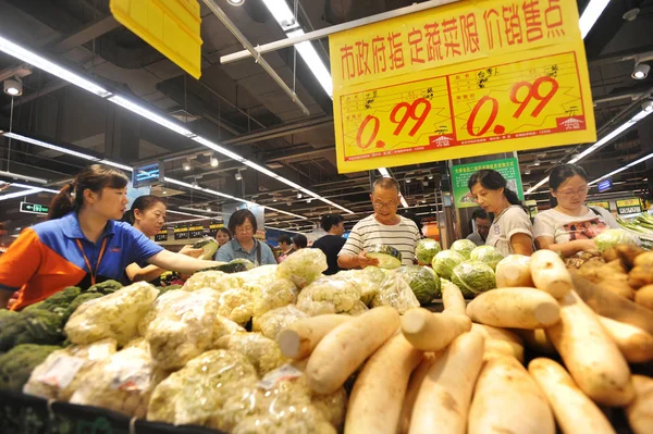 Граждане Покупают Овощи Супермаркете Городе Ухань Центре Китайской Провинции Хубэй — стоковое фото