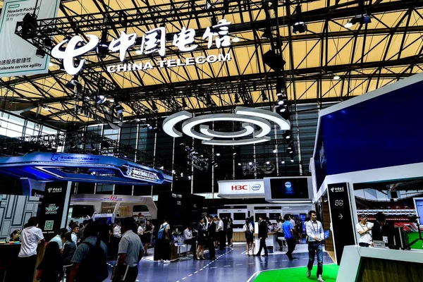 Pessoas Visitam Estande China Telecom Durante Mobile World Congress 2017 — Fotografia de Stock