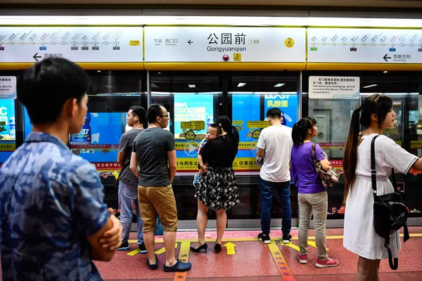 Passengers Wait Subway Train Next Signage Ladies Gongyuanqian Station Metro — Stock Photo, Image