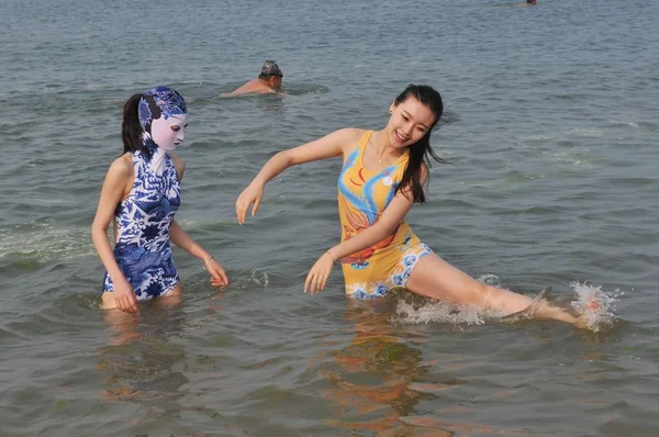 Modelo Esquerda Vestindo Maiô Facekini Com Porcelana Azul Branca Bordados — Fotografia de Stock