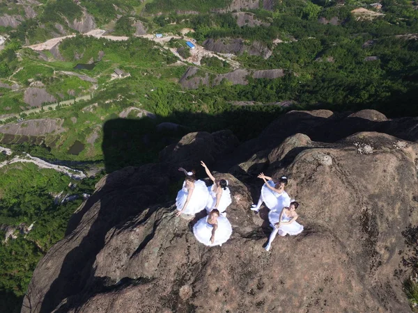 Los Entusiastas Del Ballet Bailan Acantilado Una Montaña Aldea Shiniuzhai — Foto de Stock
