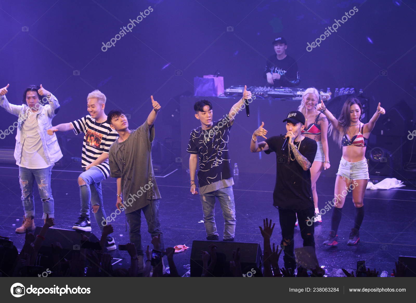 Члены Южнокорейской Идол Группы Aomg Выступают Своем Концерте.