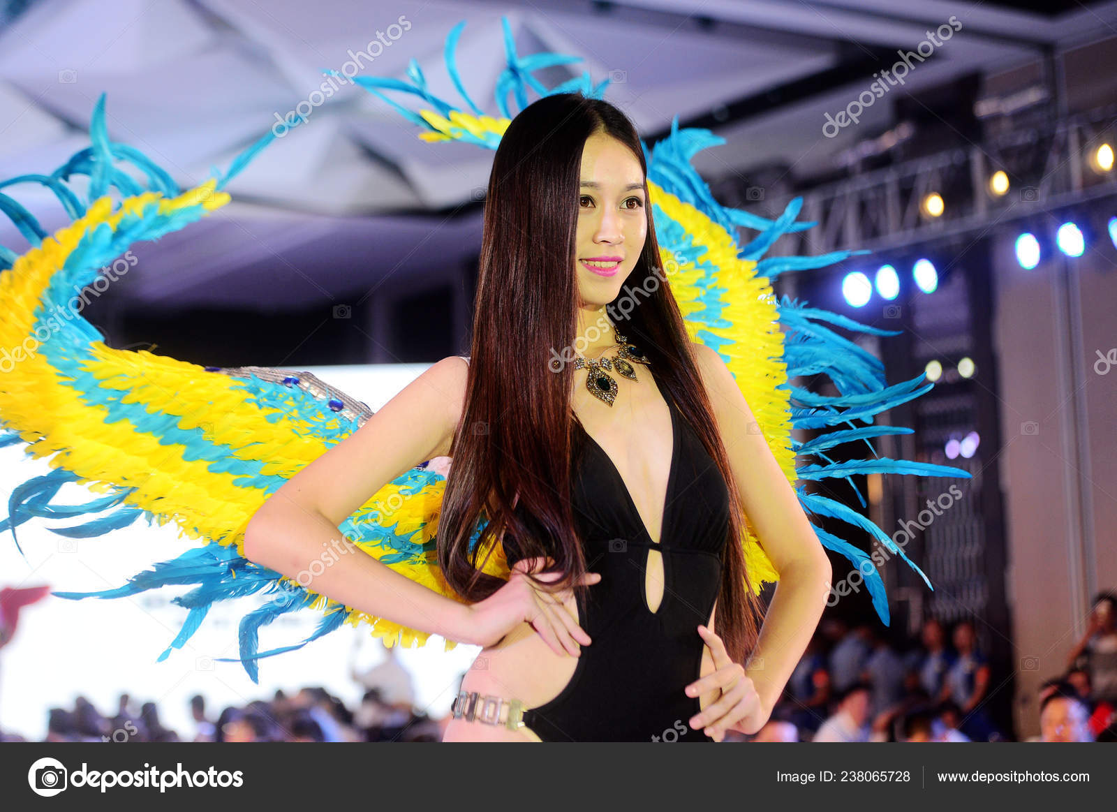 Una Sfilata Modelle Vestite Lingerie Durante Una Sfilata Moda