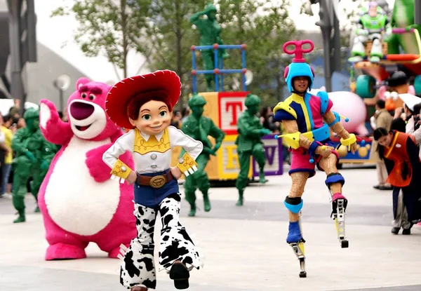 Entertainer Cartoon Kostümen Treten Während Einer Parade Shanghai Disneyland Shanghai — Stockfoto