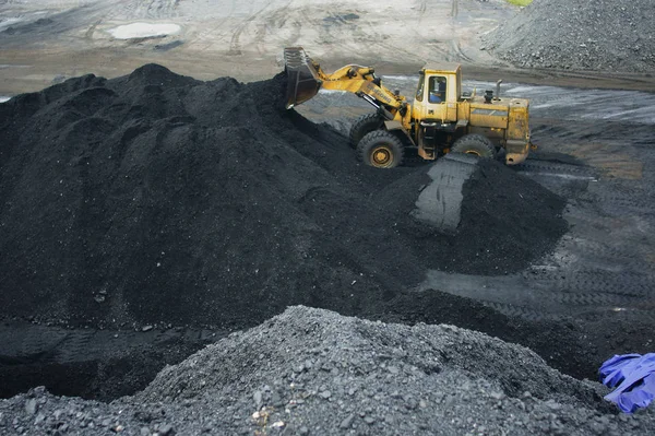 Chinese Worker Drives Wheel Loader Pile Coal Coal Yard Yichang — Stock Photo, Image