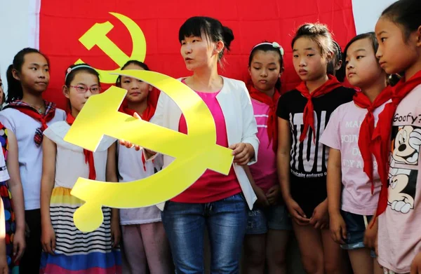 Κινέζος Δάσκαλος Εξηγεί Τις Λεπτομέρειες Του Εμβλήματος Του Κομμουνιστικού Κόμματος — Φωτογραφία Αρχείου