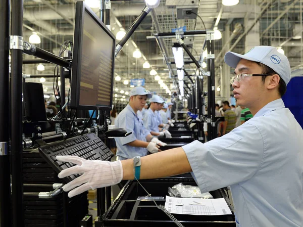 Trabajadores Chinos Ensamblan Computadoras Escritorio Línea Producción Sitio Operaciones Globales — Foto de Stock