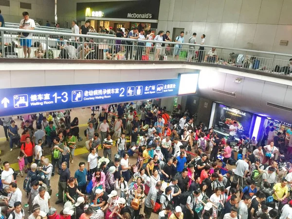 Una Multitud Pasajeros Esperan Estación Tren Oeste Beijing Mientras Los — Foto de Stock