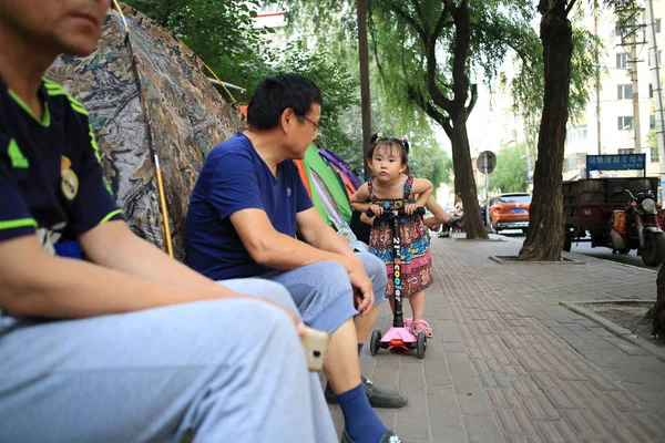 Los Padres Sientan Frente Sus Tiendas Campaña Cerca Jardín Infantes — Foto de Stock